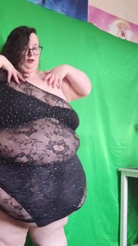 Grandota en movimientos sensuales y strip