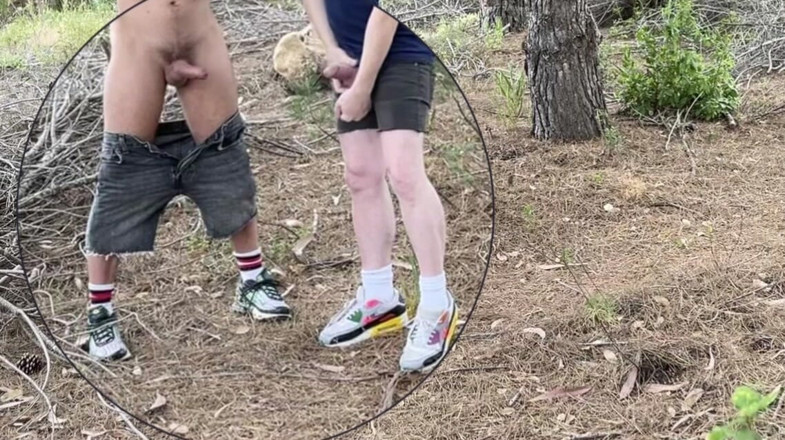 AmateurMates: Pelayar twink miang amatur untuk seks di dalam hutan menemui...
