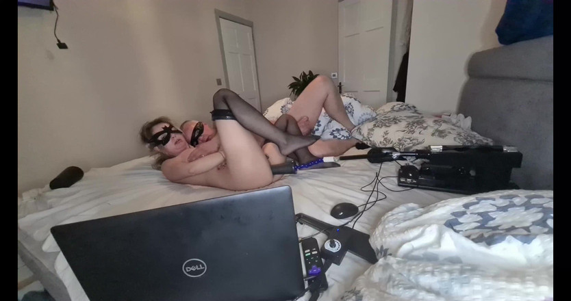 Anal Fetish Couple: Esposa infiel falando sujo com um enorme vibrador na buceta...