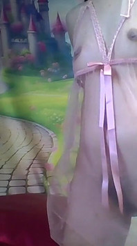 Hana Indossa Un Vestito Sexy Nel Suo Ufficio