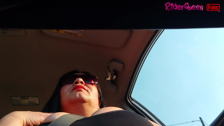 Riderqueen: Resande styvmamma, solo fans i slow motion, i bilen stora...