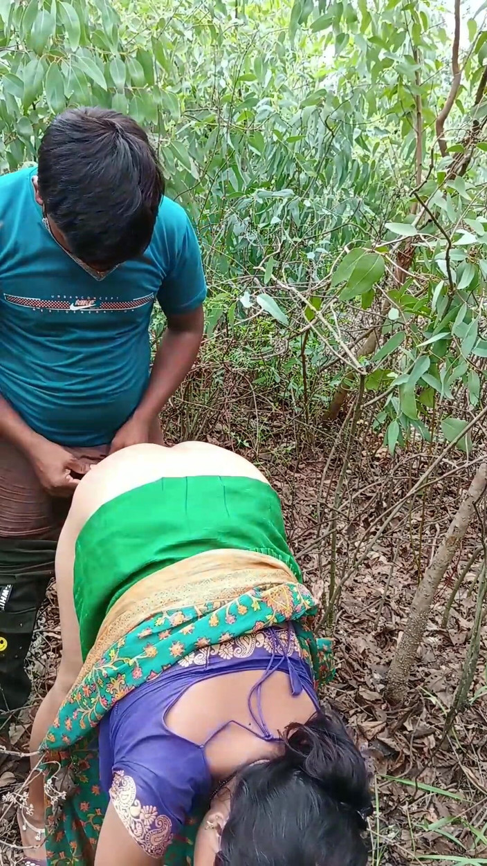 Renudbf: Seksowna Bhabhi U. Zabrała mnie do ogrodu Liptis i przeleciała...