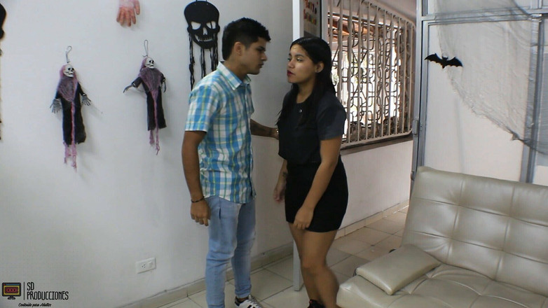 tommyy: Brunette met grote kont neukt alleen thuis - porno in het...