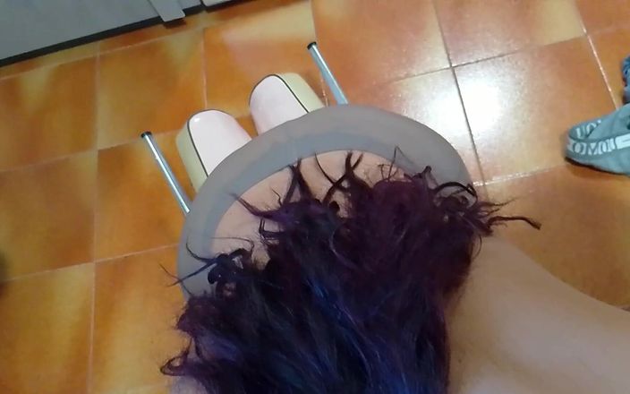 LauraOnHeels: Une MILF en collants, talons hauts, seins parfaits et gros...