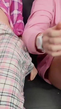 Pasangan amatur Emily & Justin melancap berganda