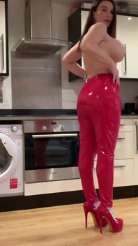 Cur roșu în latex sare joi Numărătoare inversă cu spermă