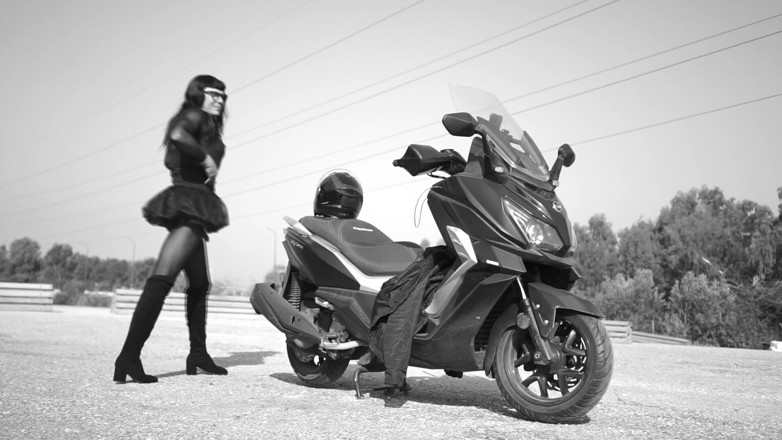 Voyager: Crossdresser Ride Show
