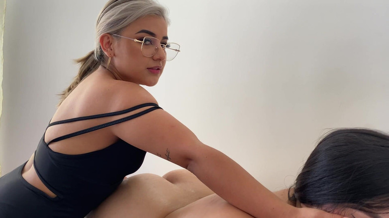 Naty Delgado: Tôi đụ người bạn thân nhất của tôi trong hồ bơi...