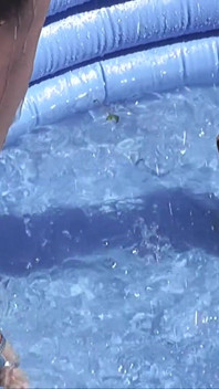 Sexy bikini all'aperto provocante! L'autolavaggio bikini di britney e le tette prosperose con trombata d'acqua al rallentatore