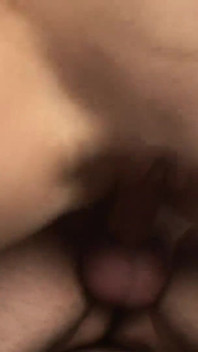 Teen mora con le tette piccole si fa venire in bocca all'aperto