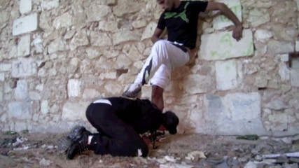 Sneaker gay: Děvka submisovaná na chodidla a chodidlo straiht chlapa venku