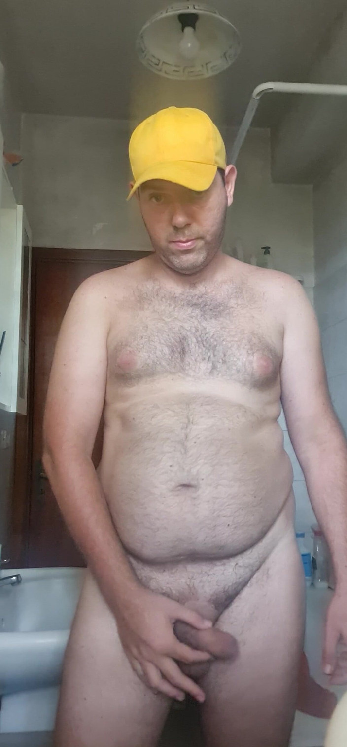 Mirko2589: Garoto nu no banheiro com chapéu amarelo