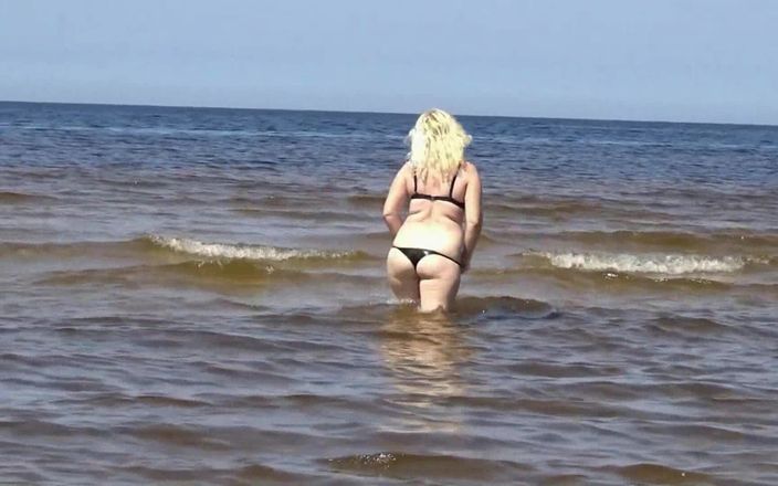 RedRoseRus: Gorąca milf na plaży nude.I'm Watching Her.