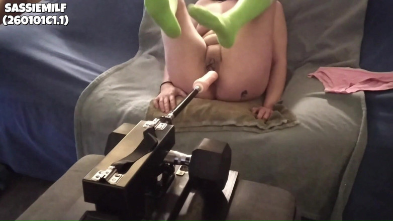 SassieMilf: Трахнули машиной в миссионерской позе (260101c1.1) (1 из 3)