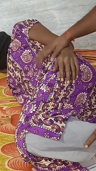 Indická sexy manželka položí med na horní část kundičky a pak ji lízej