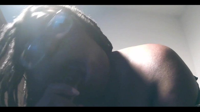 His Queen Suga: Odeio chupar pau falso.