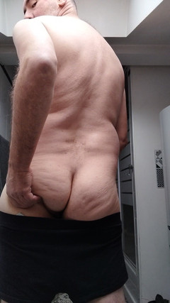 AnaMkeith: Zich aftrekken in de badkamer terwijl mijn clan op me...