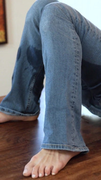 Jeans desesperados mojando y todo lo demás delante de un amigo
