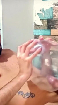 Scopando un preservativo gonfiato fino a quando non ci sborro dentro