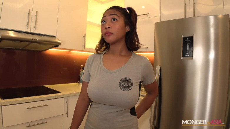 Monger In Asia: Sexy asiatisches zimmermädchen mit riesigen hupen von chef imprägniert