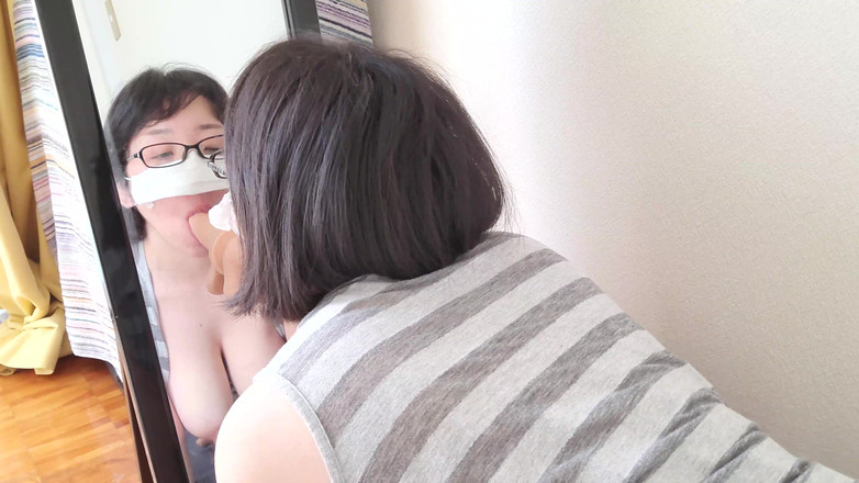 aika: Une femme mariée se masturbant devant un miroir de manière...