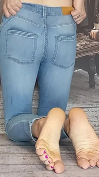 Lady Angela Melancap Galakkan Seluar Jeans Biru dan Toe Rings