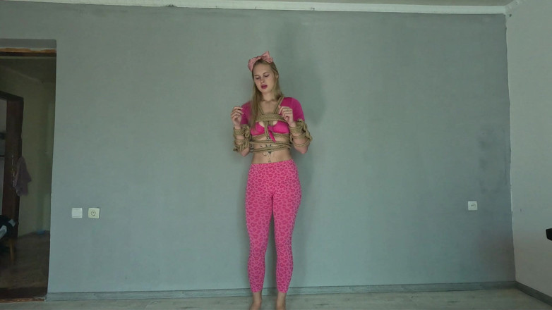 HotPrincessUA: Daria Doll กลับมามีชีวิต สอนวิธีดื่มและฉี่ให้กู