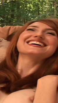 Hottie Kendra wrijft over haar mooie poesje en komt hard klaar