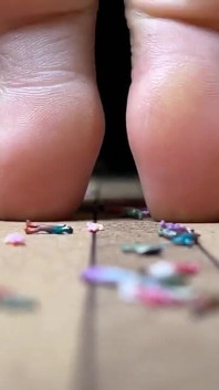 Dev kadın yoga minderinde küçük insanları parçalıyor