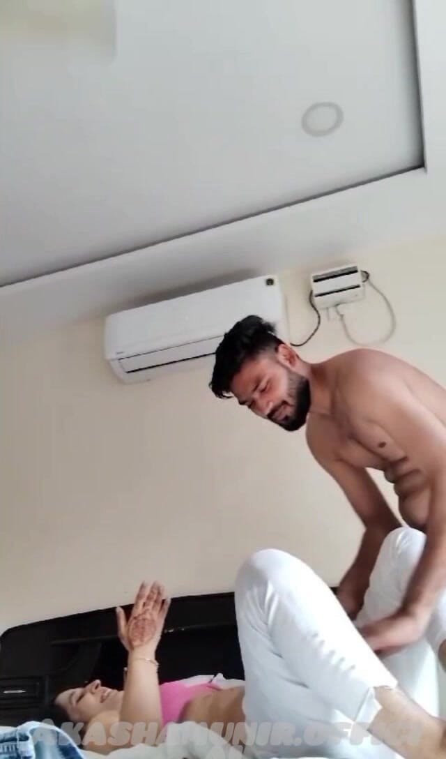 Akashamunir: Ateşli Pakistanlı üvey kız kardeş otel odasında üvey erkek kardeşiyle sert sikiliyor