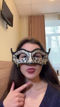 Rosyjska, Rozmowna Słodziaczka W Pończochach I Szpilkach Tańcząca Striptiz