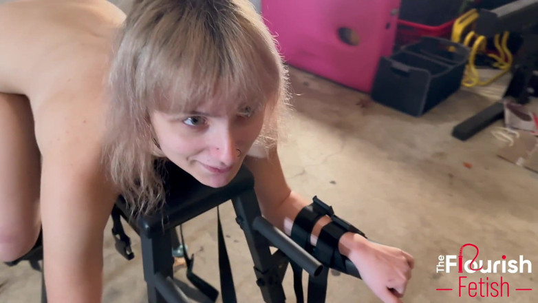 The Flourish XXX: Evie Christian dostane BDSM poslušnost na lavičce v garáži