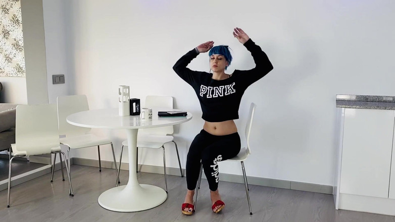 Candystart Videos: Meregang dan menari di Pejabat