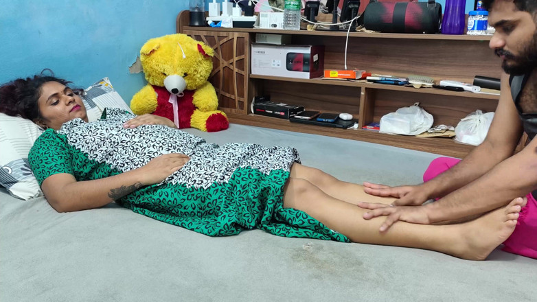 Vaishnavysharunraj: Malayalı evli kadın kocası tarafından ayak masajı yapıyor