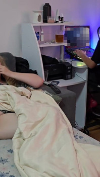Kåt blond BBW fru kan inte vänta på att hennes man slutar spela och gör sig själv sperma