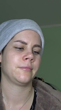 Anna zamarza i podnosi nos w czapce w domu