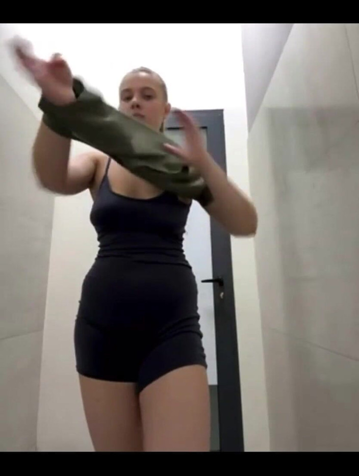 JuiceLussie: Spor salonunda fışkırtırken analımı sikiyor