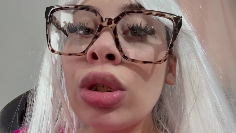 AmayaMori: 継母は食べるのが大好きなので、コスプレのコスチュームでチップスを食べて、食べ物も大好きです