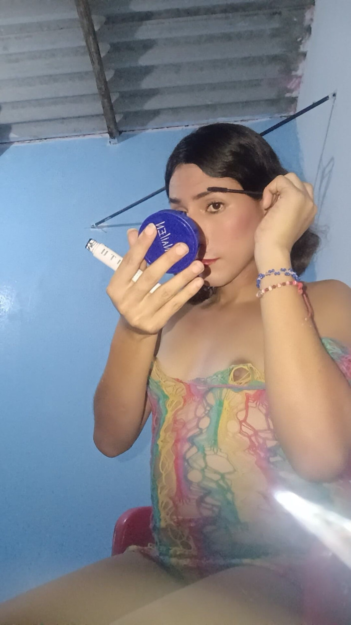 Femboy from Colombia: Saya boleh mengecat bilik ini