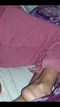 Mon beau-père B. entre dans ma chambre le matin et me baise par derrière