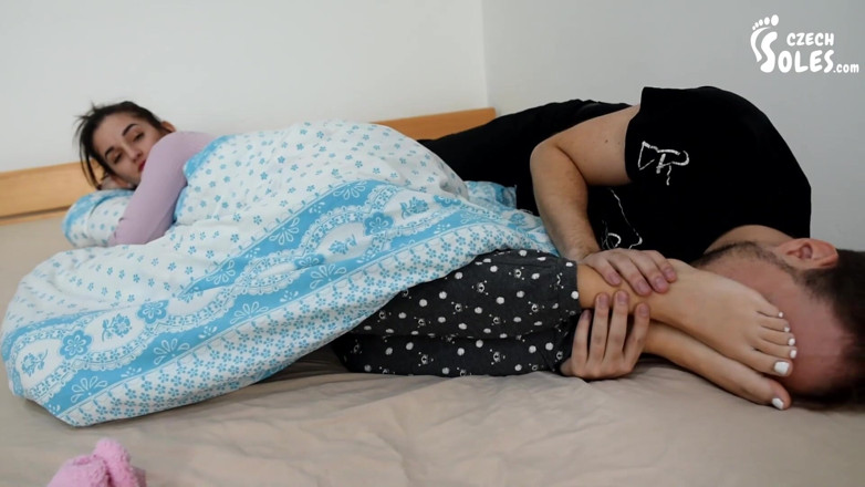 Czech Soles - foot fetish content: Kaki kecil Wendy yang sejuk memerlukan perhatian