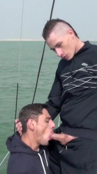 Nick хочет, чтобы его трахнули в море на лодке, но это не бесплатно