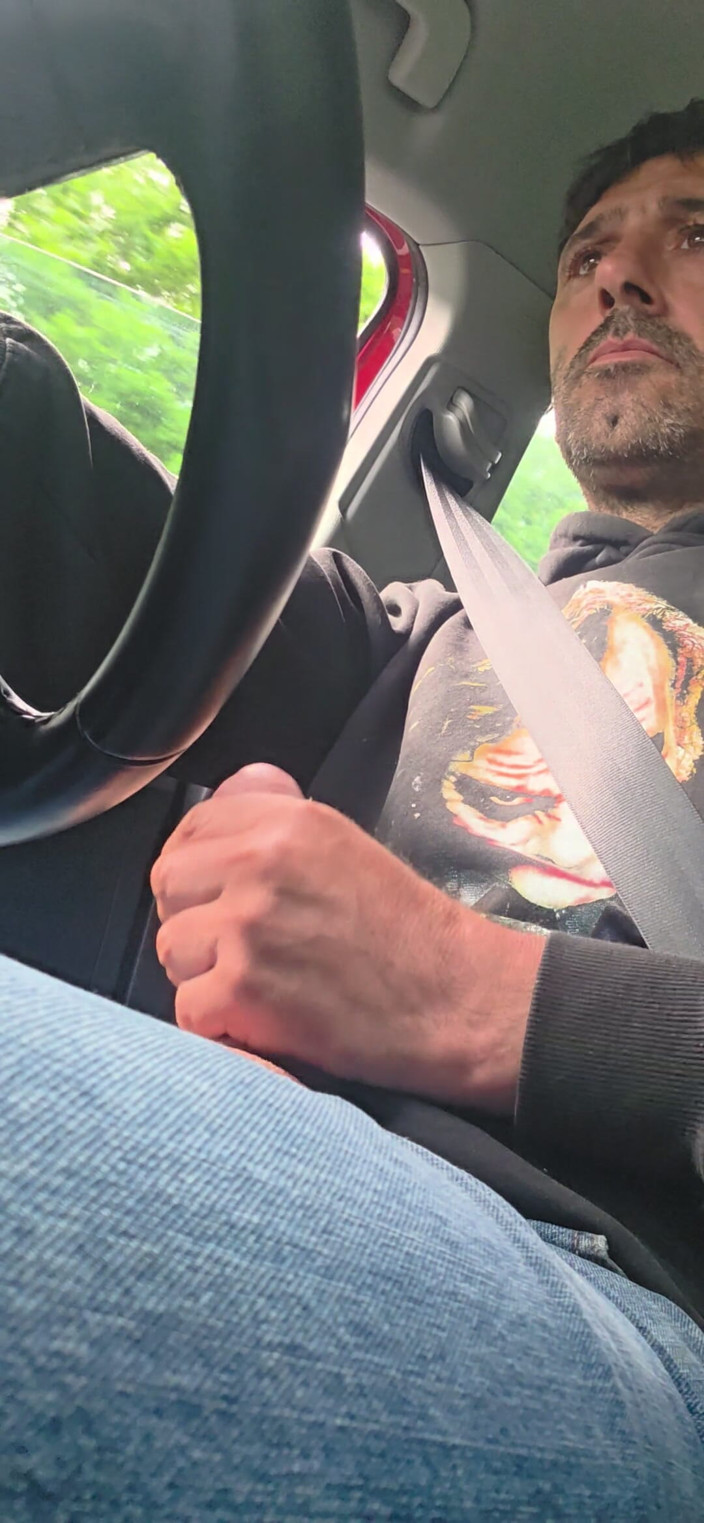 Crx2: Hetero wordt geil en trekt zich af tijdens het rijden,...