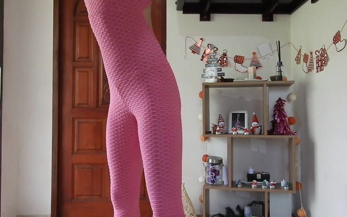 MissAnja_FH: Seksowna i super spocona w różowym kombinezonie