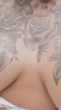 Paffuto con grandi tette si masturba fino all'orgasmo in piscina