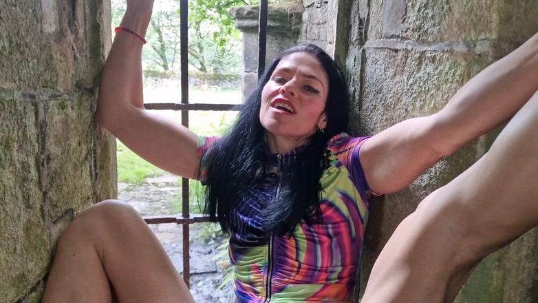 Nicky Brill: À poil dehors, béance et pisse