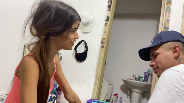 SaritaHott: La mia sorellastra è nella sua stanza le sue belle unghie...