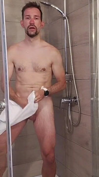 Efter en hel dag på vägen våt solo i hotellduschen