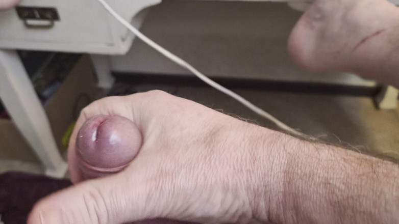 Pellefnatt: Bunicul stă pe scaun și se joacă cu penisul lui mic