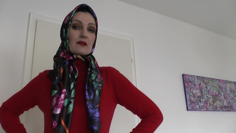 Lady Victoria Valente: Lady Victoria valente ने लाल कश्मीरी कछुए वाले स्वेटर के साथ सुरुचिपूर्ण साटन हेडस्कार्फ दिखाए